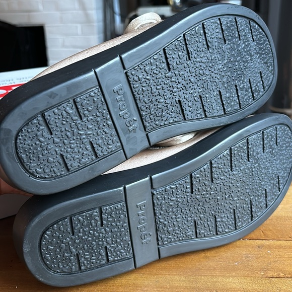 Propet slippers or shoes for swollen feet. Size 8 WIDE Sand stretchy upper NEW - Picture 10 of 10